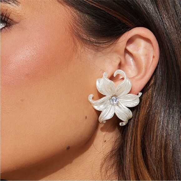 Bohemian white flower earrings A518 - Picture 1 of 6